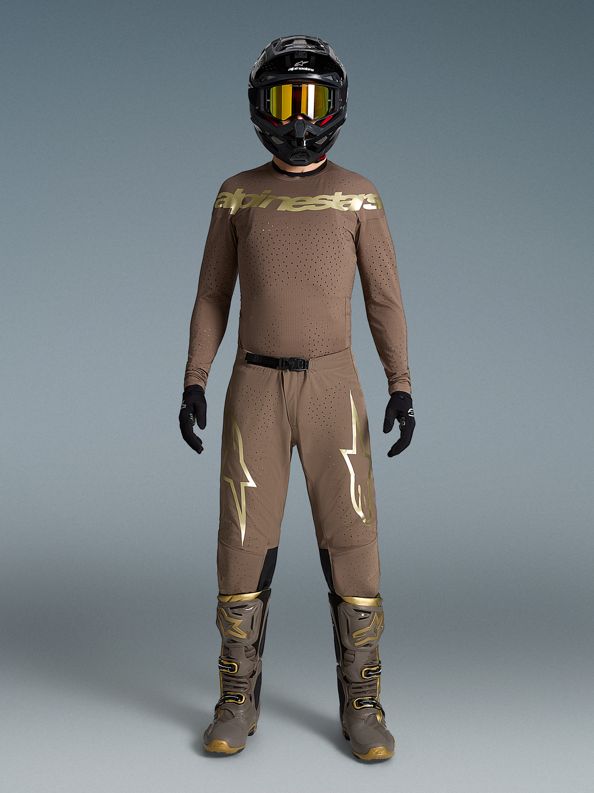 Completo Supertech Air Gold Edizione Limitata, divisa sabbia con loghi oro metallizzato, casco e stivali coordinati.