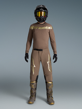 Completo Supertech Air Gold Edizione Limitata, divisa sabbia con loghi oro metallizzato, casco e stivali coordinati.
