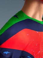 Primo piano della maglia Alpinestars Limited Edition Supertech Records, design multicolore con spalla verde e pannelli navy e rossi, con perforazioni tagliate al laser e tessuto mesh traspirante per prestazioni professionali da motocross.