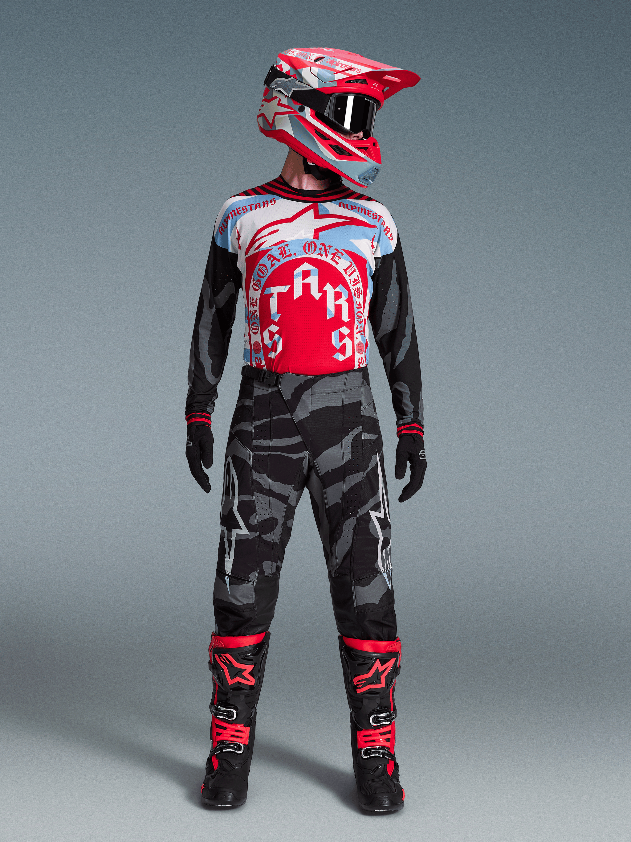 Alpinestars Techstar Beast Coast, maglia grafica, pantaloni mimetici grigi e stivali rossi, kit MX edizione limitata.