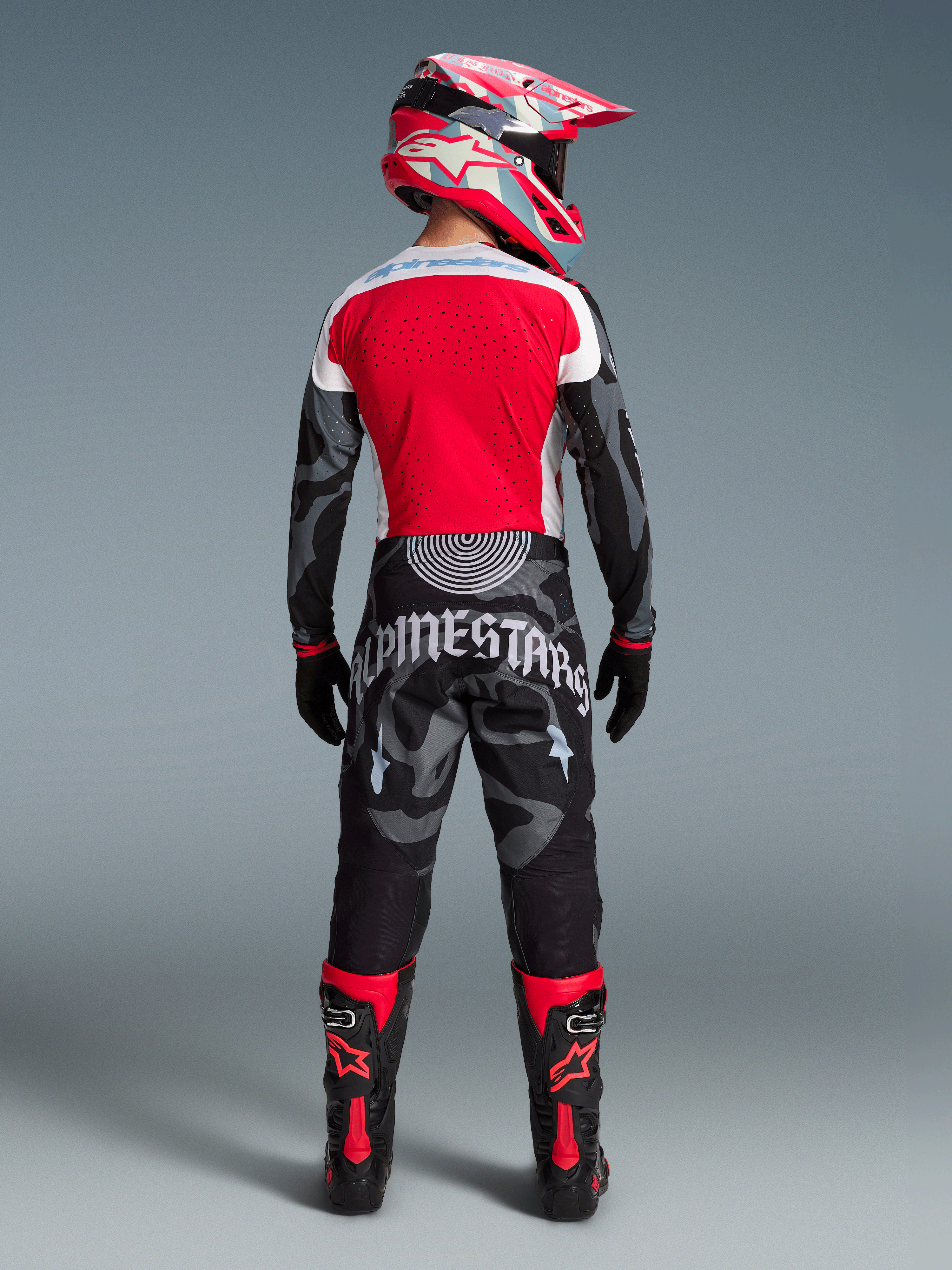 Maglia Techstar Beast Coast rossa e mimetica, set motocross Alpinestars con pantaloni, stivali e casco coordinati.
