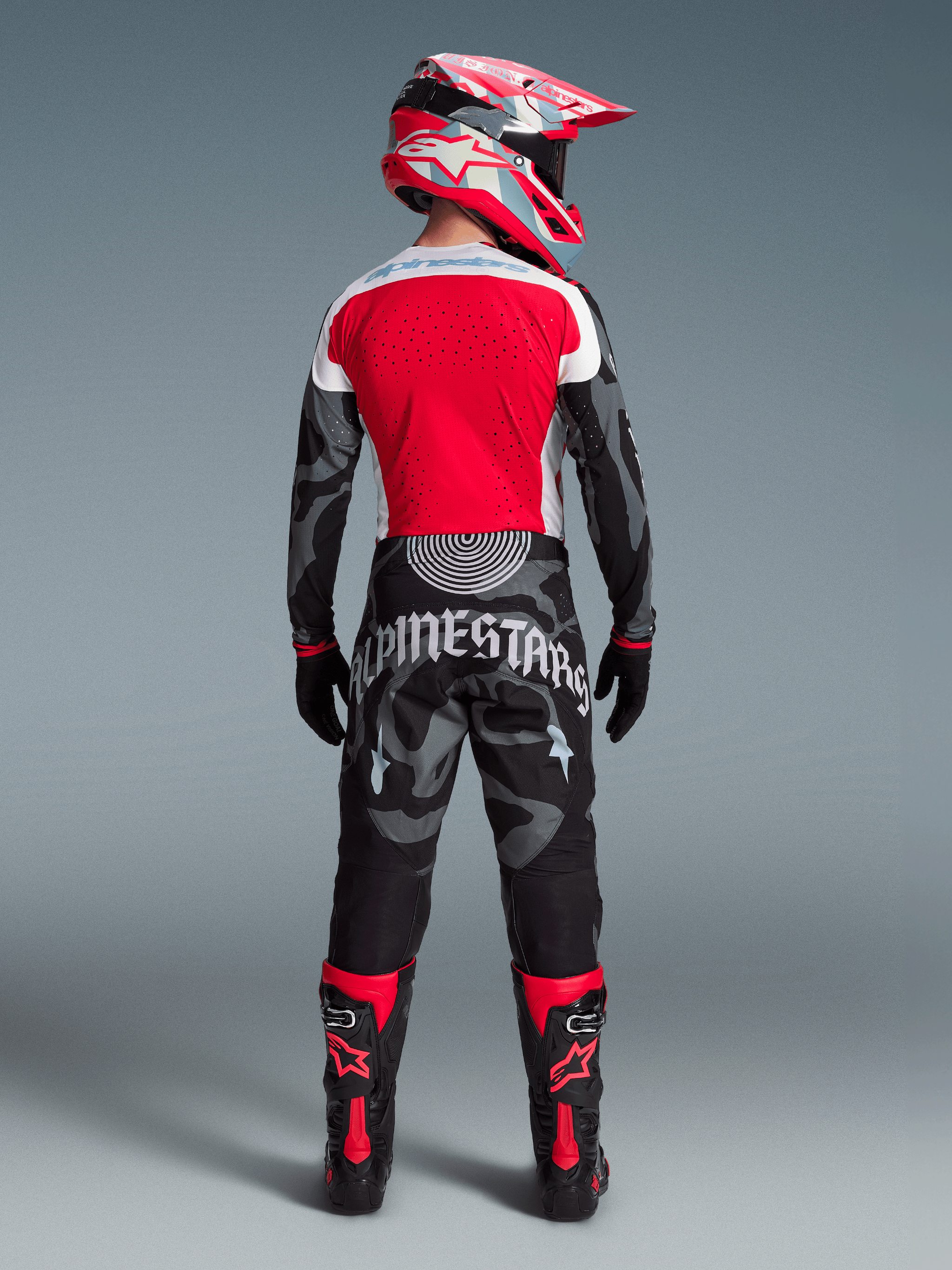 Alpinestars Techstar Beast Coast Edizione Limitata, completo motocross rosso e camo grigio con dettagli gotici.