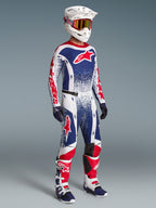 Alpinestars Techstar Unity maglia, maglia da motocross da uomo in edizione limitata, bianca, rossa e blu, vestibilità racing, indossata su modello con set completo coordinato per prestazioni off-road