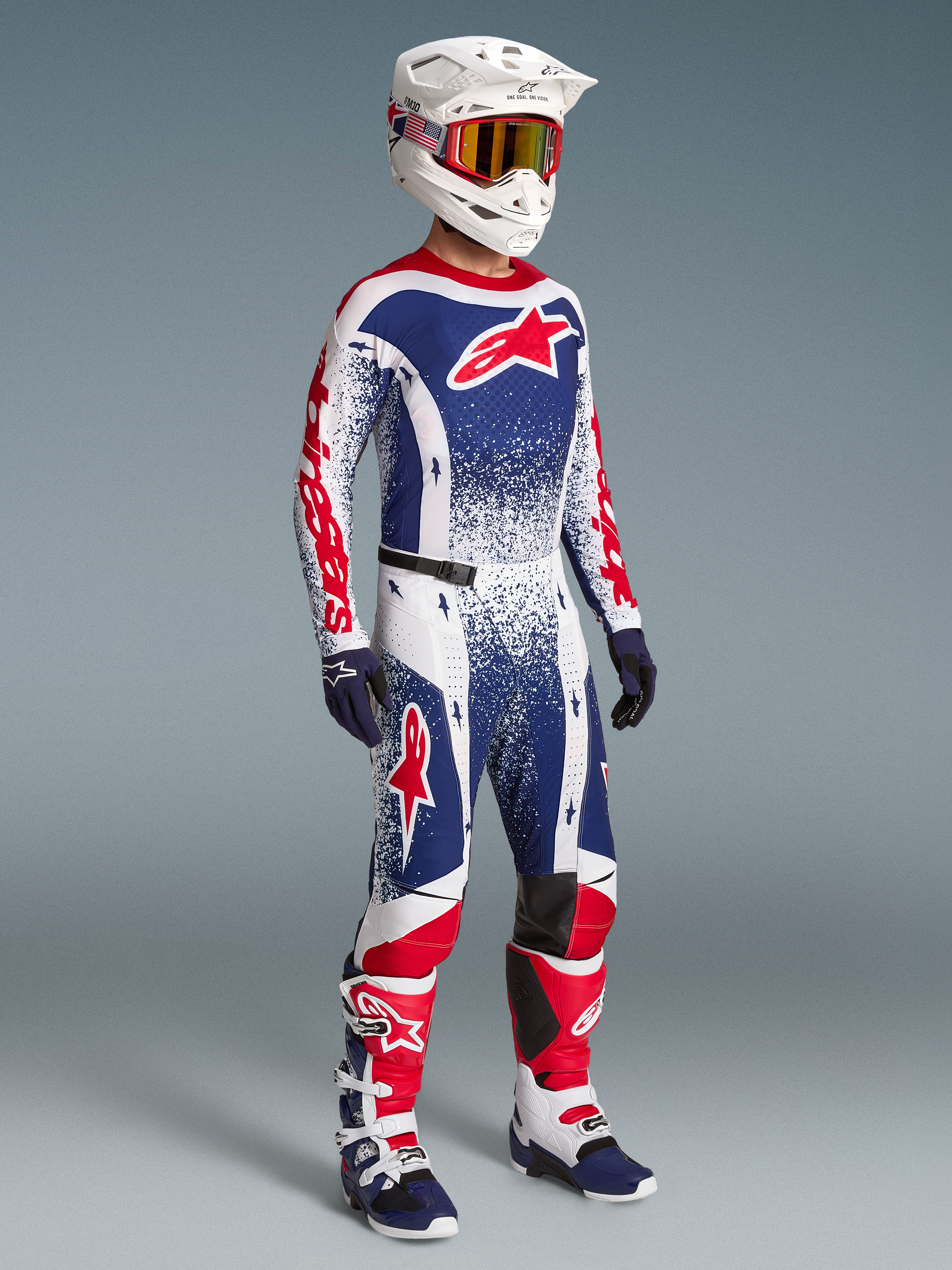 Alpinestars Techstar Unity, completo da motocross da uomo in edizione limitata, colori rosso, bianco e blu, con maglia, pantaloni, casco e stivali racing coordinati per competizioni off-road