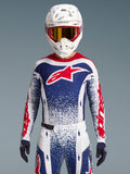Alpinestars Techstar Unity Maglia Limited Edition, maglia da motocross da uomo, rossa, bianca e blu, vestibilità race atletica, indossata con casco e guanti coordinati.