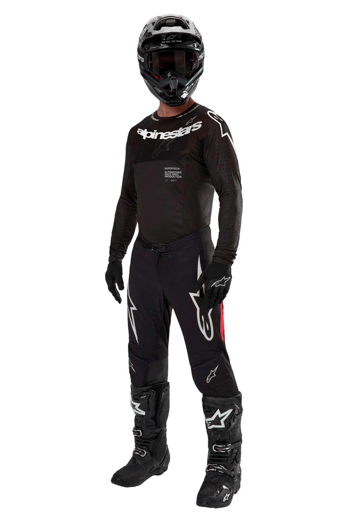 Pilota di motocross con equipaggiamento da gara completo, maglia Alpinestars Supertech Ward 2024 in Nero Rosso Berry, maglia nera con marchio Alpinestars bianco, pantaloni neri con pannelli laterali rossi e grandi loghi Astars bianchi, casco, guanti e stivali neri, completo coordinato di livello professionale per competizioni off-road