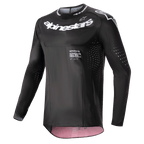 Alpinestars 2024 Supertech Ward Jersey, maglia da motocross, nero e Red Berry, con loghi Alpinestars bianchi sul petto e sul colletto, perforazioni per la ventilazione tagliate al laser su maniche e fianchi, vestibilità race fit ad alte prestazioni e accenti interni color Red Berry.