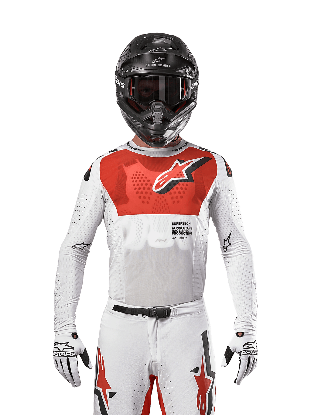 Pilota di motocross con maglia Alpinestars 2024 Supertech Ward in White Hot Orange, maglia in rete elastica bianca con grafica e logo rossi sul petto, casco nero con occhiali scuri, guanti bianchi, abbigliamento professionale per performance off-road