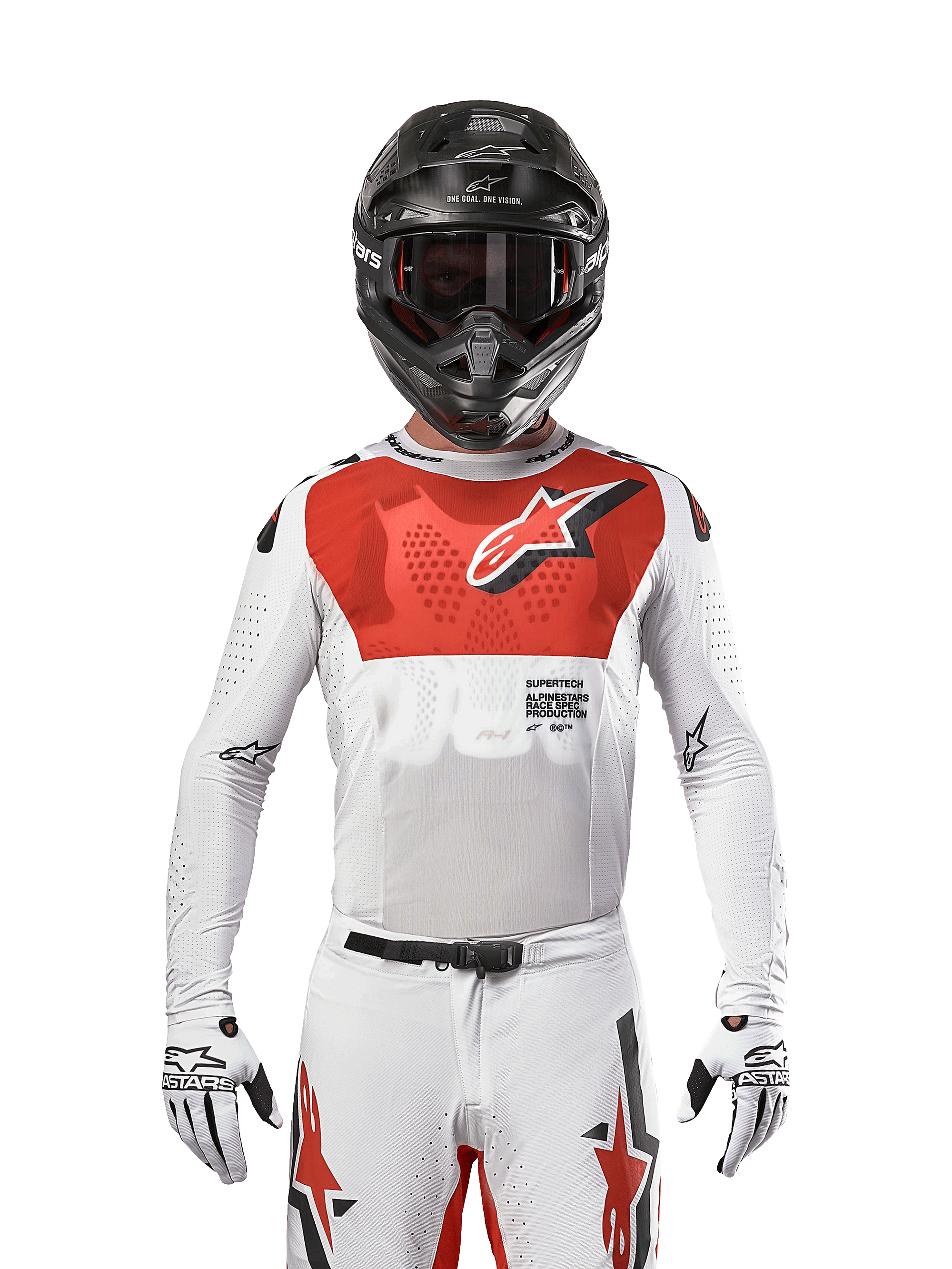 Pilota di motocross con maglia Alpinestars 2024 Supertech Ward in White Hot Orange, maglia in rete elastica bianca con grafica e logo rossi sul petto, casco nero con occhiali scuri, guanti bianchi, abbigliamento professionale per performance off-road