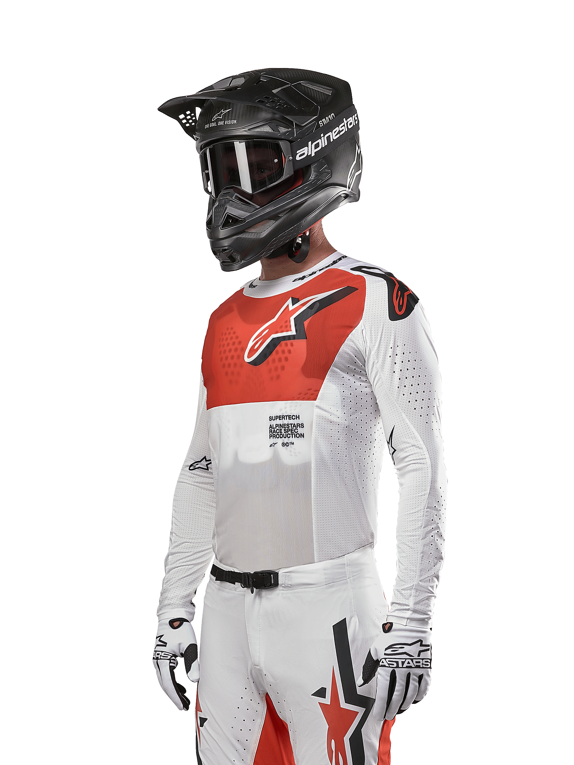Alpinestars 2024 Supertech Ward Jersey, maglia da motocross, bianco e arancione acceso, con pannello rosso sul petto e logo a stella bianco, maniche lunghe con perforazioni tagliate al laser, indossata con casco nero e guanti bianchi, abbigliamento da motocross con vestibilità atletica da gara