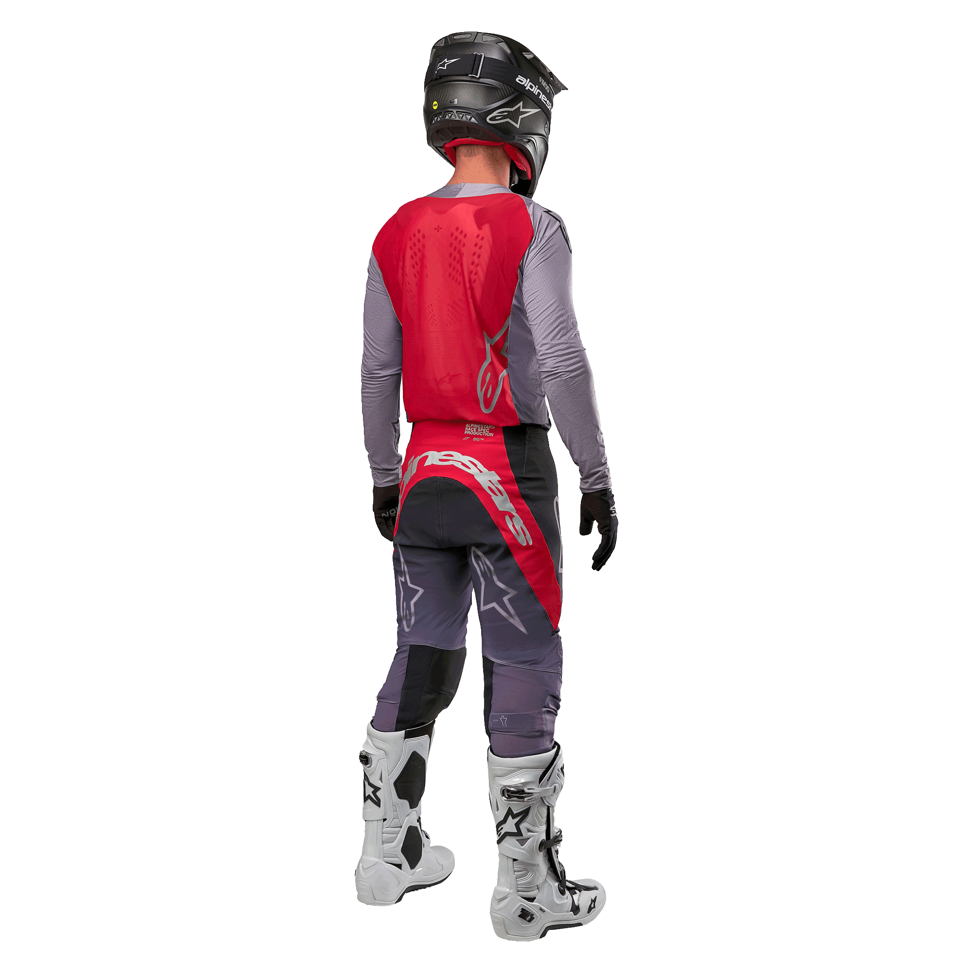 Alpinestars 2024 Supertech Dade Jersey, maglia da motocross, Iron Red Berry e grigio, vista posteriore su un pilota, con pannello posteriore rosso, logo grigio e maniche grigie, indossata con pantaloni da gara coordinati grigi e rossi, stivali bianchi e casco nero, abbigliamento professionale da fuoristrada.