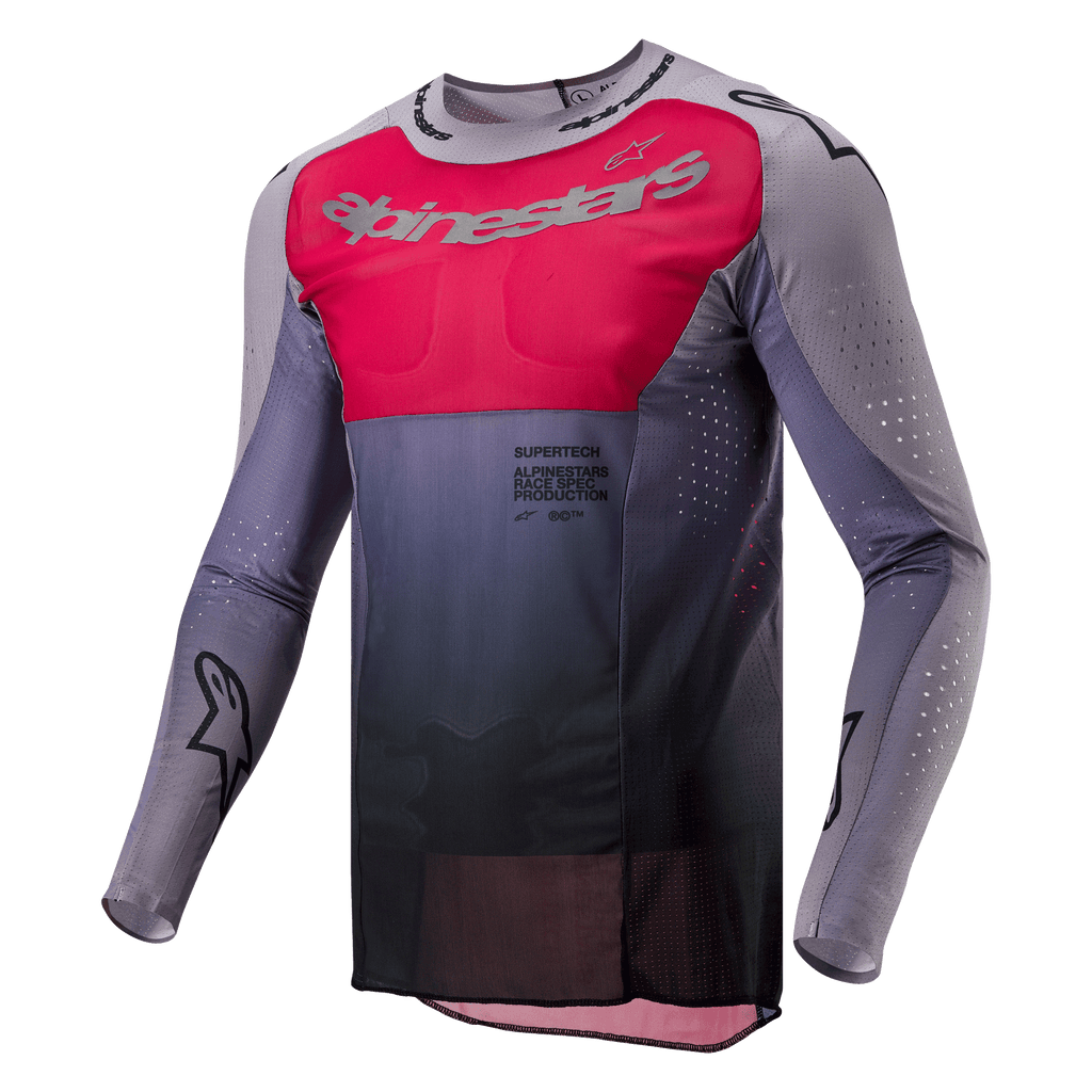 Alpinestars 2024 Supertech Dade Jersey, maglia da motocross, Iron Red Berry e grigio, con un vivace pannello rosso sul petto e logo argento, sfumatura grigio scuro in vita, perforazioni tagliate al laser su maniche e fianchi e design con vestibilità atletica da gara.