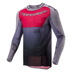 Alpinestars 2024 Supertech Dade Jersey, maglia da motocross, Iron Red Berry e grigio, con un vivace pannello rosso sul petto e logo argento, sfumatura grigio scuro in vita, perforazioni tagliate al laser su maniche e fianchi e design con vestibilità atletica da gara.