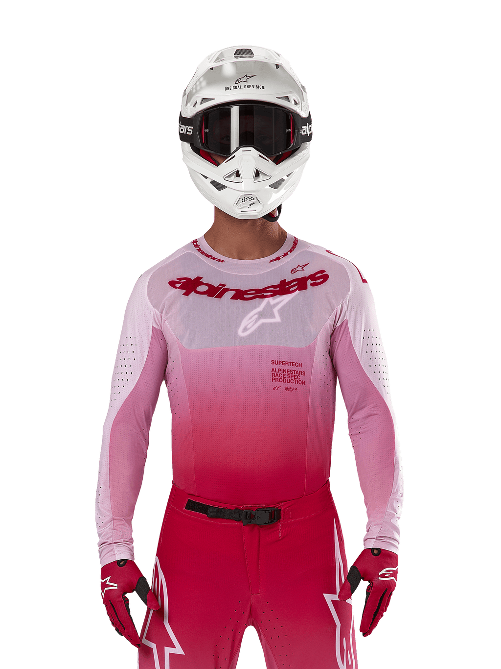 Pilota di motocross che indossa la maglia Alpinestars Supertech Dade 2024 in Red Berry Lilac, pantaloni coordinati, casco bianco con occhiali neri e guanti rossi, completo da gara professionale con tonalità sfumate rosa e rosso