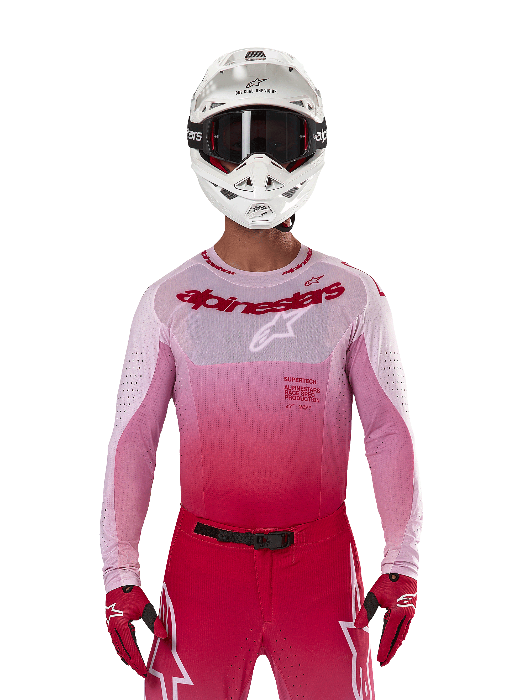 Pilota di motocross che indossa la maglia Alpinestars Supertech Dade 2024 in Red Berry Lilac, pantaloni coordinati, casco bianco con occhiali neri e guanti rossi, completo da gara professionale con tonalità sfumate rosa e rosso