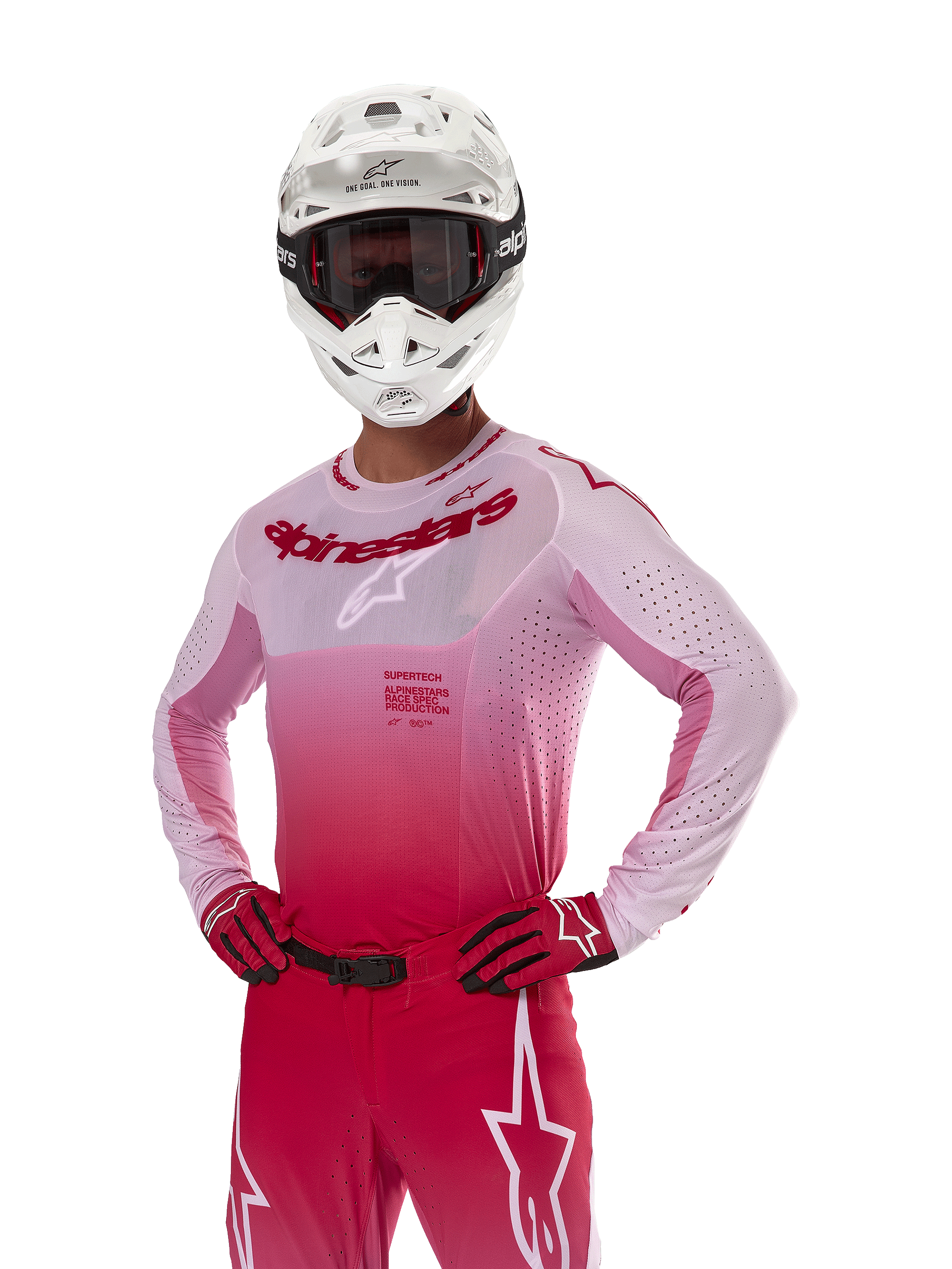 Maglia Alpinestars 2024 Supertech Dade, abbigliamento da gara motocross, design sfumato rosso berry e lilla, maglia a maniche lunghe con perforazioni tagliate al laser, indossata da un pilota con casco bianco e guanti e pantaloni rossi coordinati, kit professionale da motocross su sfondo bianco