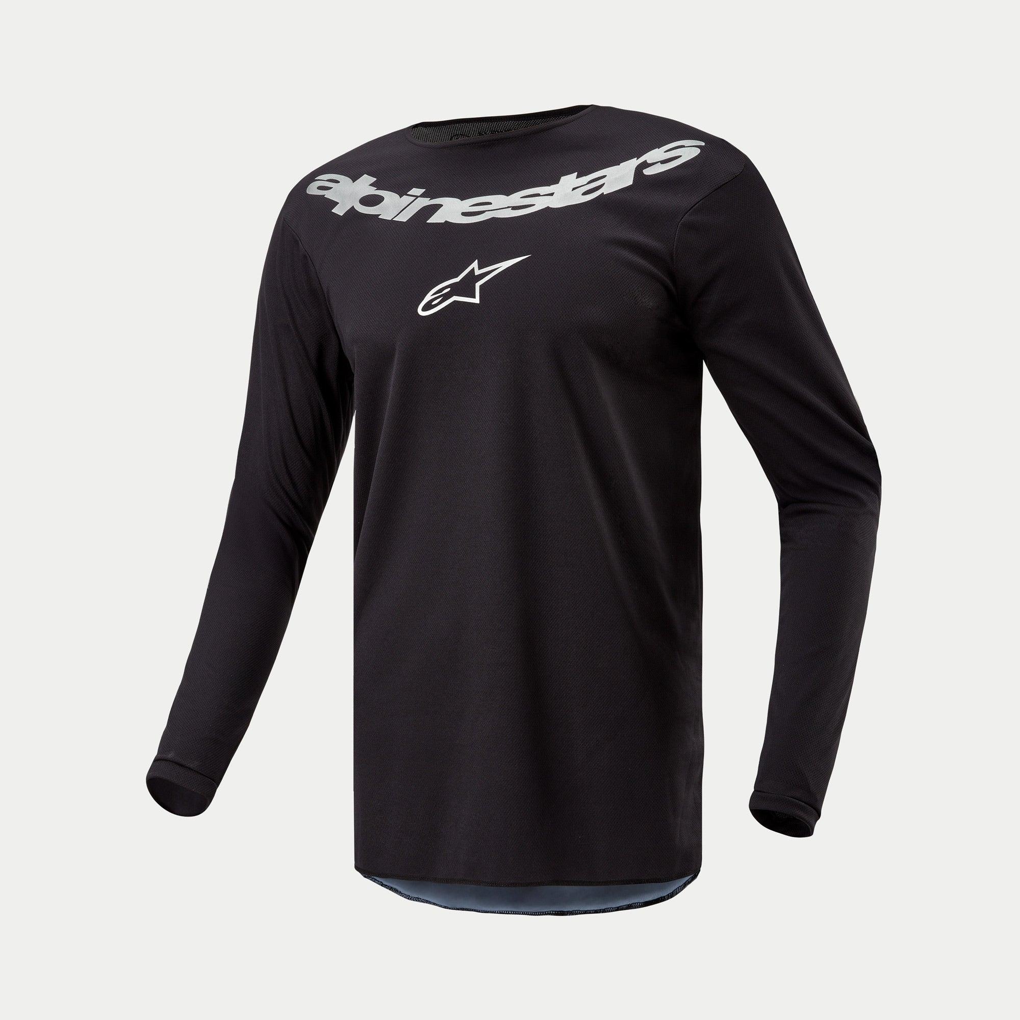 Maglia Alpinestars 2024 Fluid Graphite, maglia da motocross, nero e argento, top tecnico a maniche lunghe con grande marchio Alpinestars e logo a stella argentati sul petto, leggero poli-tessuto traspirante per la guida fuoristrada