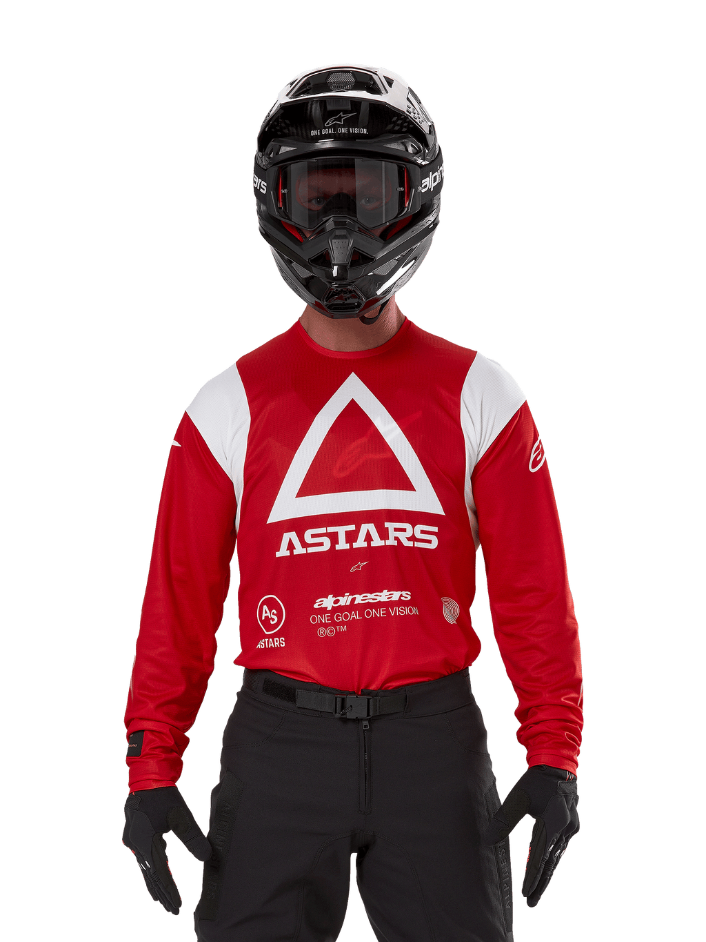 Pilota di motocross con maglia Alpinestars Techdura, Rosso Brillante con grafiche bianche, caratterizzata da un grande triangolo bianco e logo ASTARS sul petto, abbinata a casco nero, occhiali neri e attrezzatura da guida nera, completo coordinato per enduro e corse fuoristrada