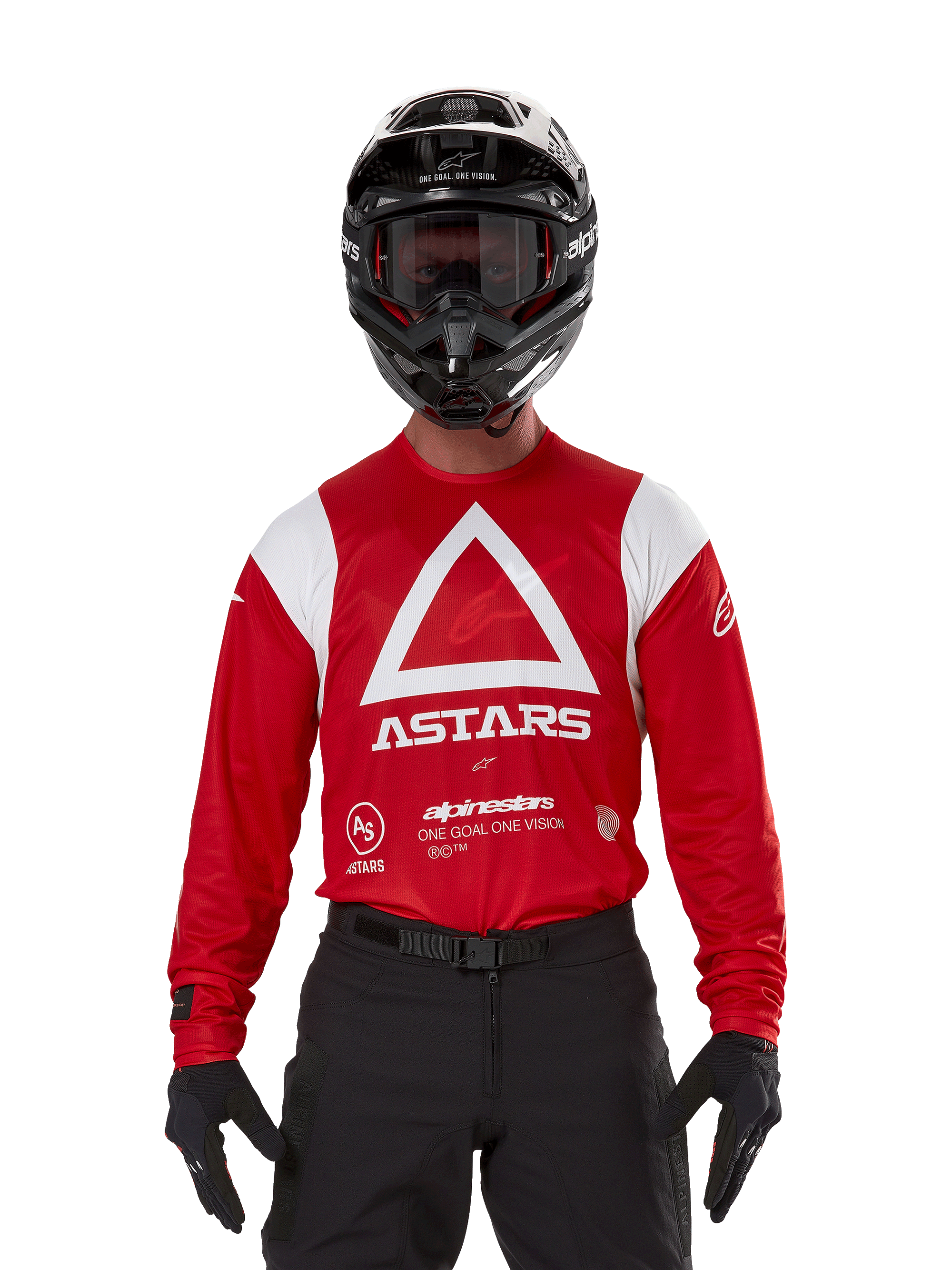 Pilota di motocross con maglia Alpinestars Techdura, Rosso Brillante con grafiche bianche, caratterizzata da un grande triangolo bianco e logo ASTARS sul petto, abbinata a casco nero, occhiali neri e attrezzatura da guida nera, completo coordinato per enduro e corse fuoristrada