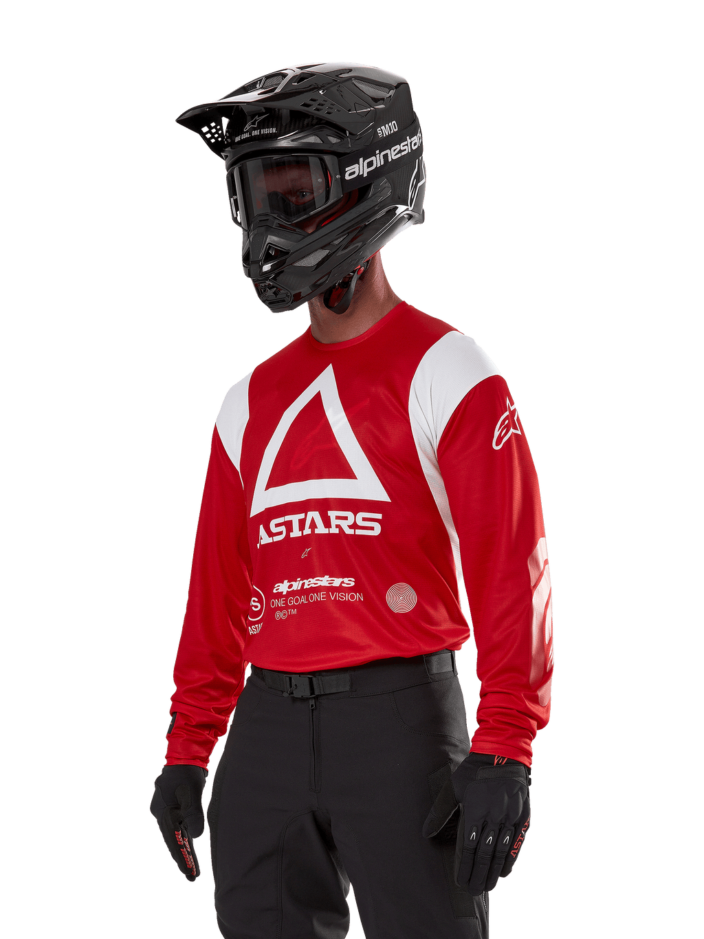 Alpinestars Techdura Jersey, maglia da motocross, rosso brillante e bianco, con un audace design a triangolo bianco e marchio ASTARS, indossata con casco e guanti neri, abbigliamento da gara off-road resistente e traspirante