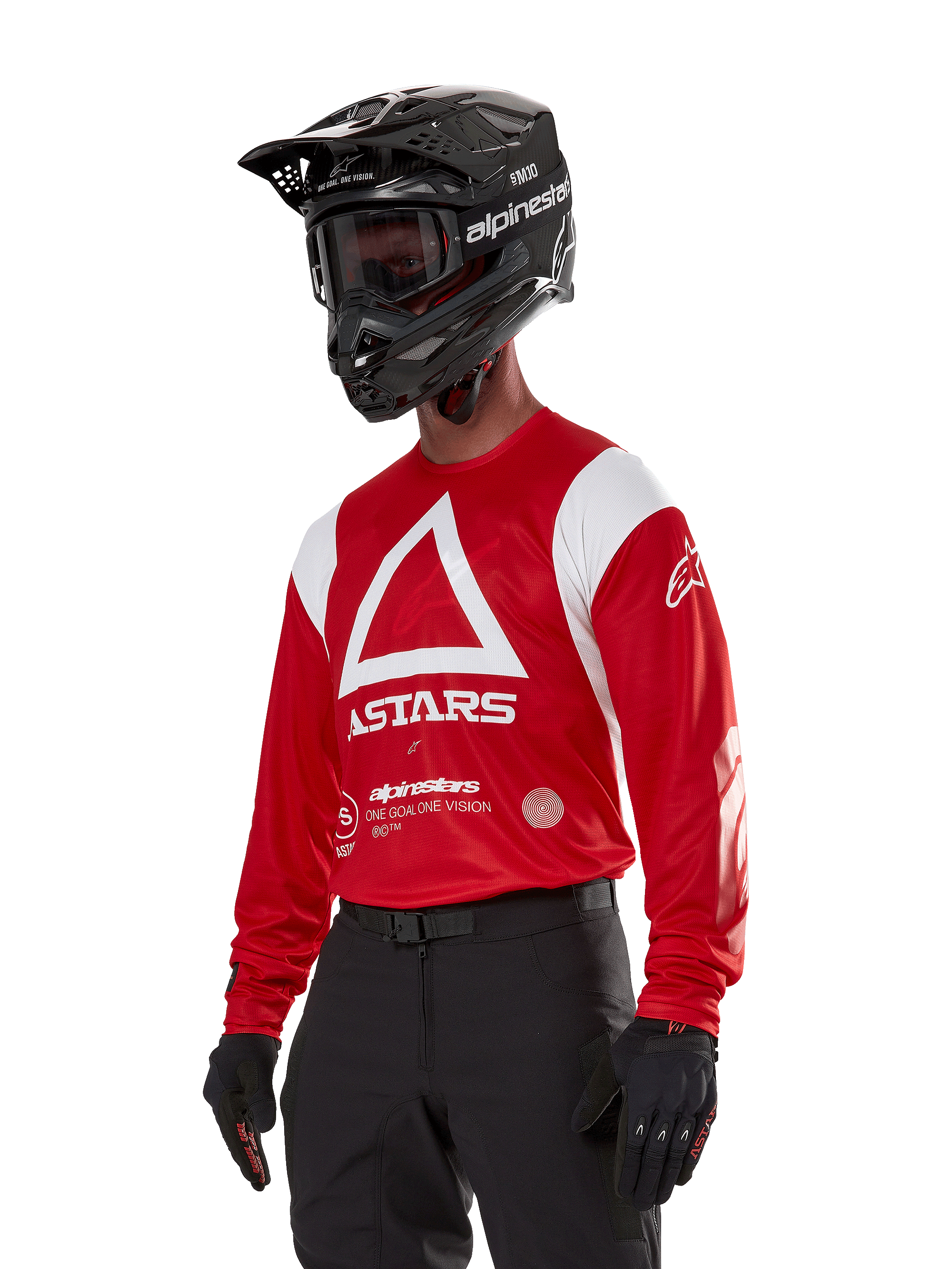 Alpinestars Techdura Jersey, maglia da motocross, rosso brillante e bianco, con un audace design a triangolo bianco e marchio ASTARS, indossata con casco e guanti neri, abbigliamento da gara off-road resistente e traspirante