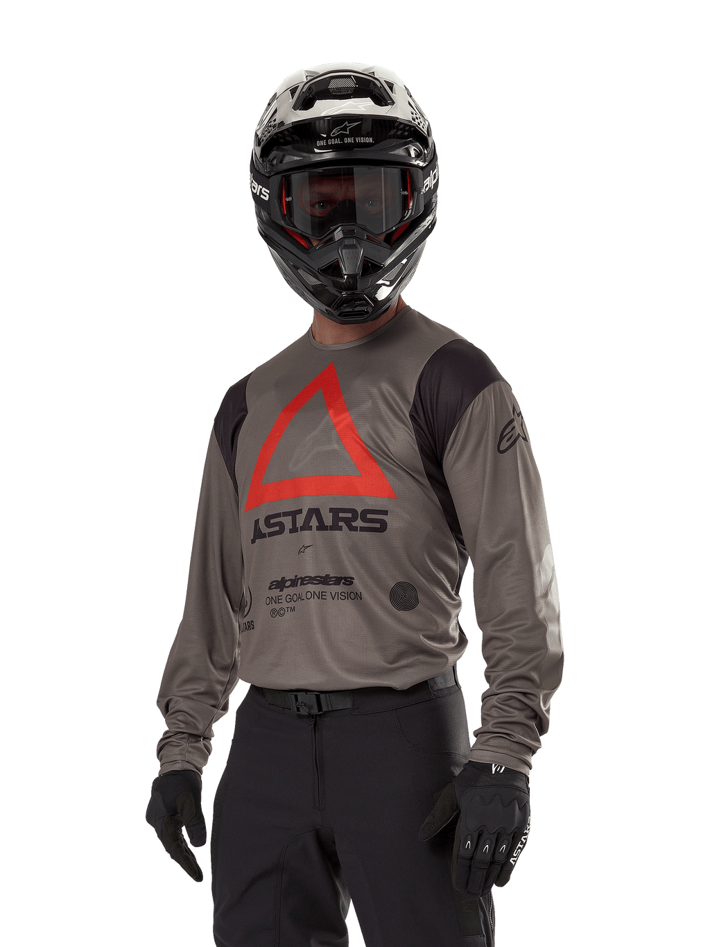 Alpinestars Techdura Jersey, maglia da motocross off-road, Falcon Brown con triangolo rosso e logo nero, indossata con pantaloni neri, casco bianco e nero e guanti neri