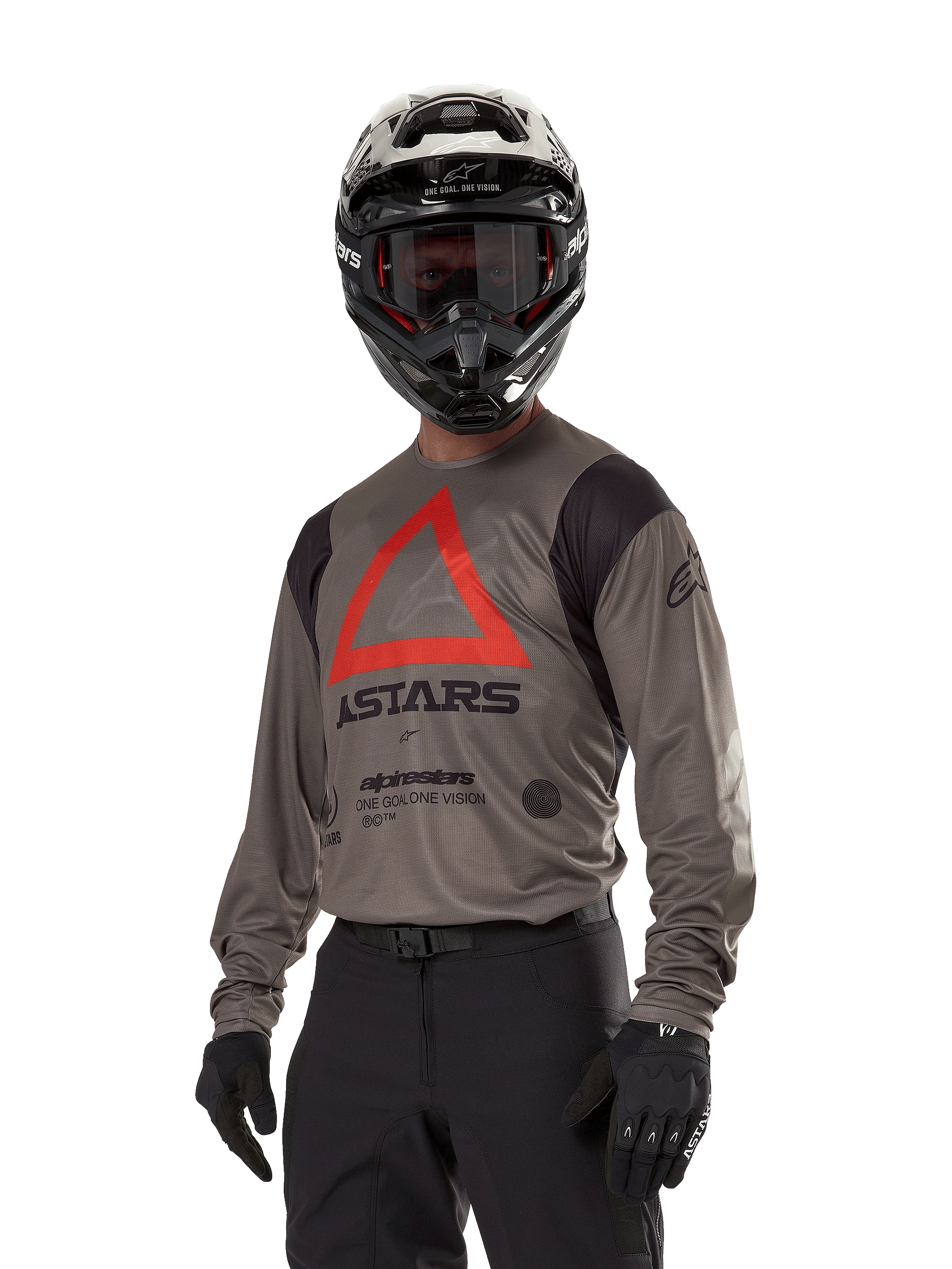 Alpinestars Techdura Jersey, maglia da motocross off-road, Falcon Brown con triangolo rosso e logo nero, indossata con pantaloni neri, casco bianco e nero e guanti neri