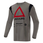 Alpinestars Techdura Jersey, maglia da motocross ed enduro, marrone Falcon, caratterizzata da un grande triangolo rosso sul petto con marchio ASTARS nero, dettagli neri sulle spalle, in tessuto tecnico resistente per prestazioni fuoristrada