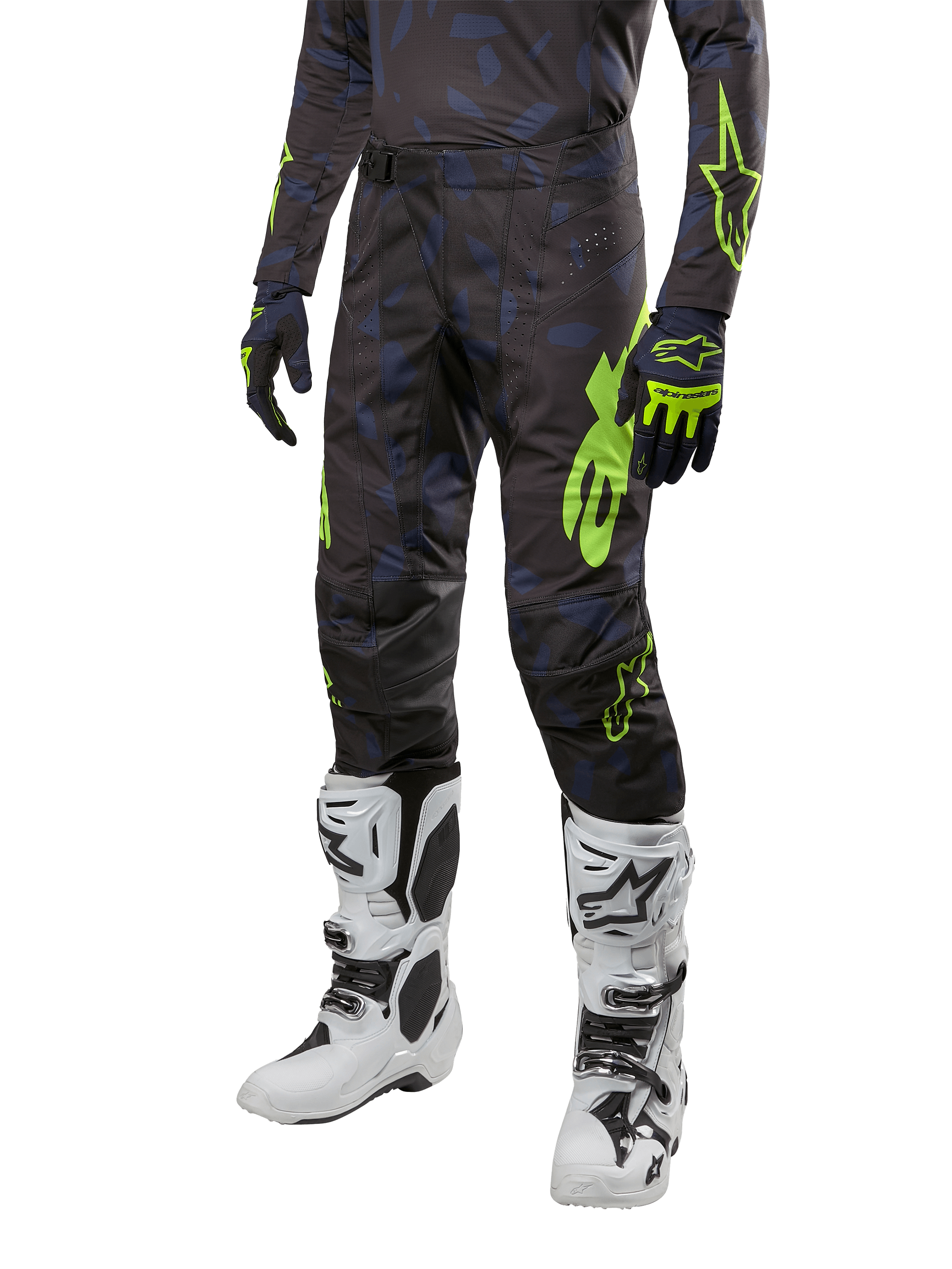 Alpinestars 2024 Techstar Rantera Pants, pantaloni da motocross, nero, blu navy e giallo fluo, con motivi mimetici navy e loghi verde neon, indossati con guanti coordinati e stivali bianchi, design racing-fit resistente per prestazioni fuoristrada
