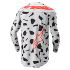 Alpinestars 2024 Techstar Rantera Jersey, vista posteriore, maglia da motocross a maniche lunghe, Haze Gray Camo con motivi astratti neri, caratterizzata da un grande marchio Alpinestars rosso sulle spalle e un logo a stella rossa sul lato inferiore, progettata per prestazioni fuoristrada