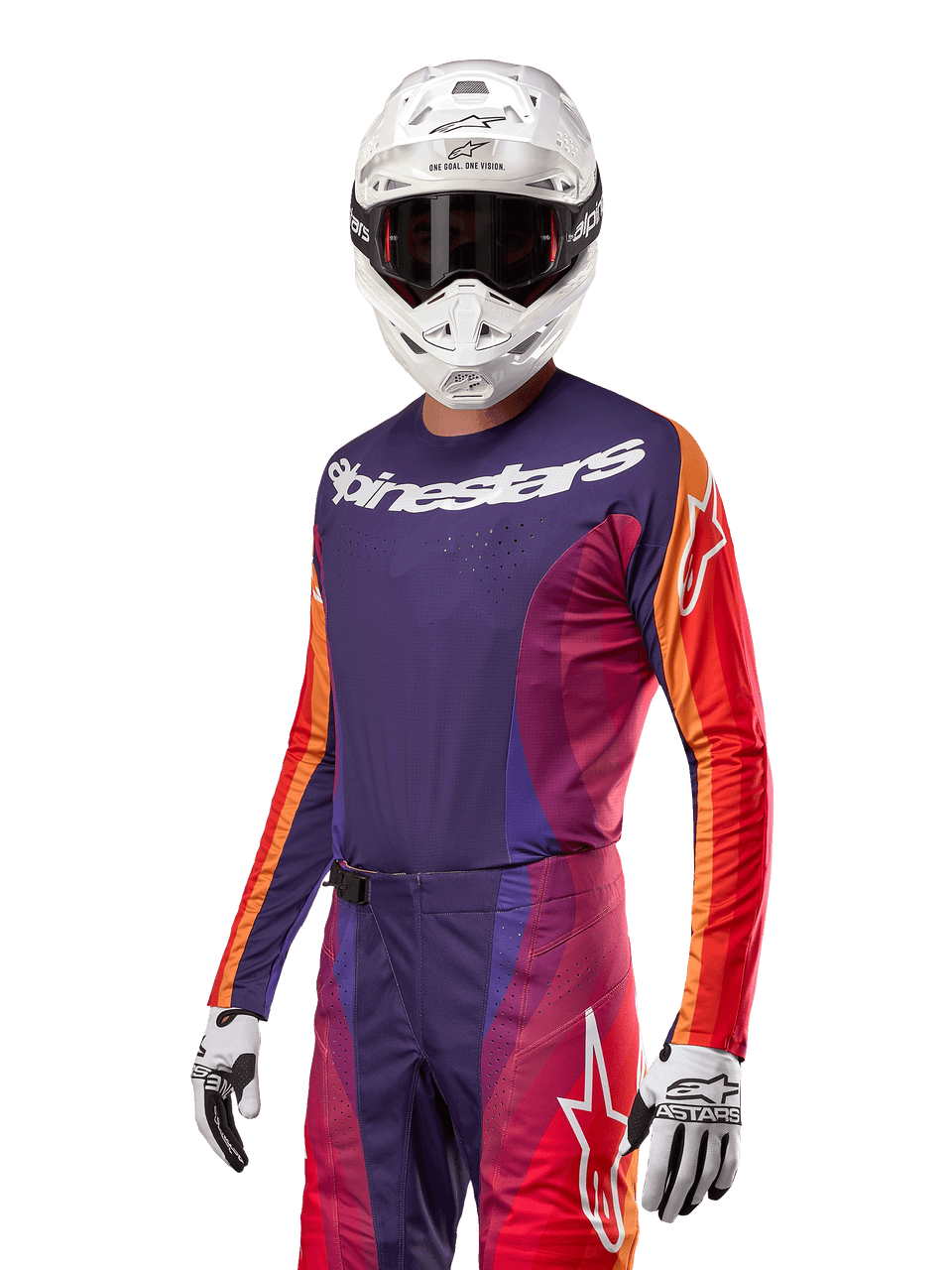 Pilota di motocross che indossa la maglia Techstar Pneuma 2024, viola intenso e arancione con vistoso marchio Alpinestars bianco, abbinata a pantaloni da motocross coordinati, casco da corsa bianco e guanti, abbigliamento da gara MX ad alte prestazioni
