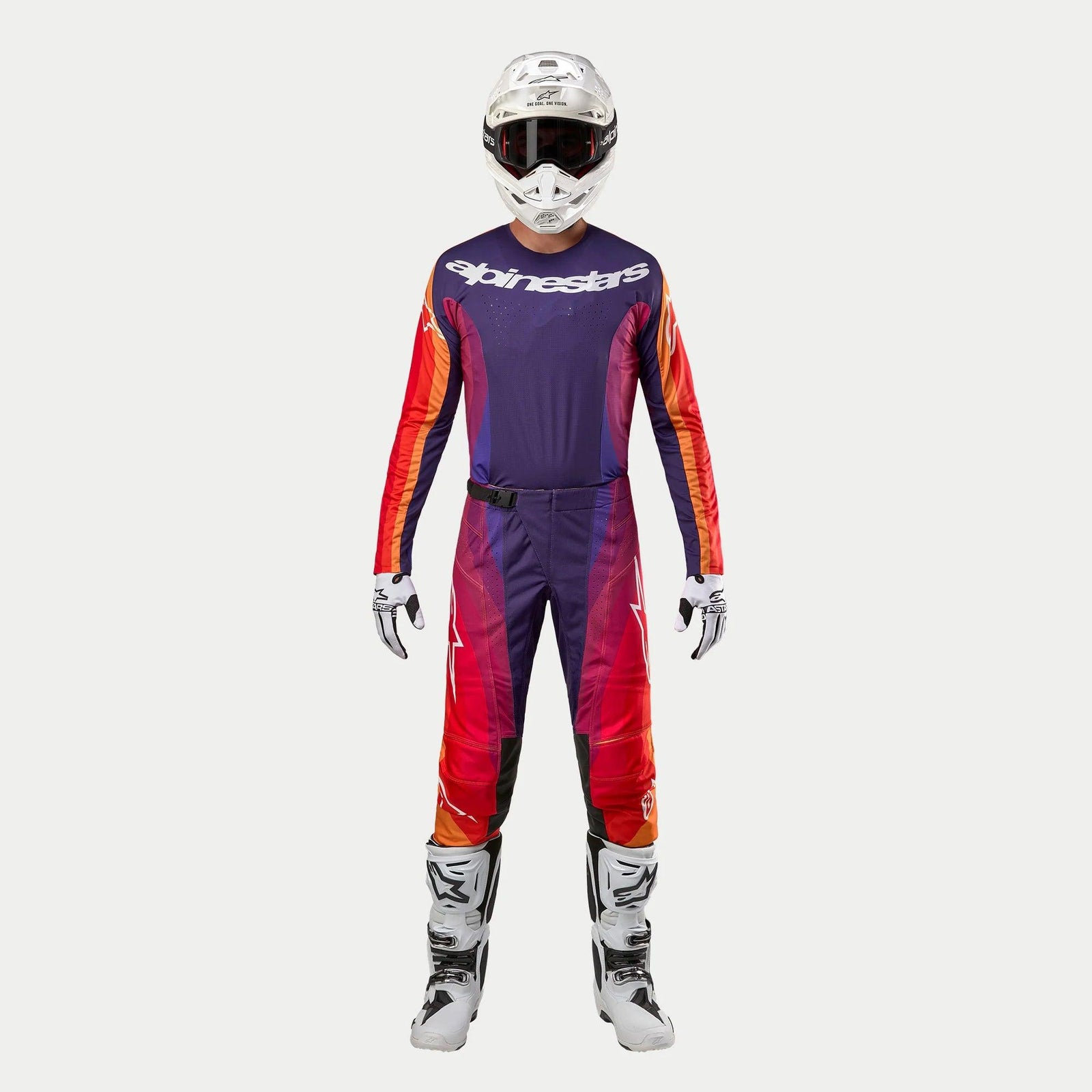 Alpinestars Techstar Pneuma 2024, completo da motocross, maglia e pantaloni viola con sfumature arancioni e blu, casco bianco, stivali e guanti coordinati, design sportivo professionale