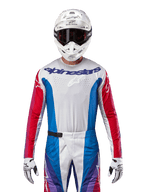 Alpinestars Techstar Pneuma Jersey 2024, maglia da motocross, Blu Mars Red e bianco, vista frontale indossata da un pilota con casco e guanti bianchi, con perforazioni al laser sul petto e loghi in evidenza, abbigliamento tecnico da gara per fuoristrada
