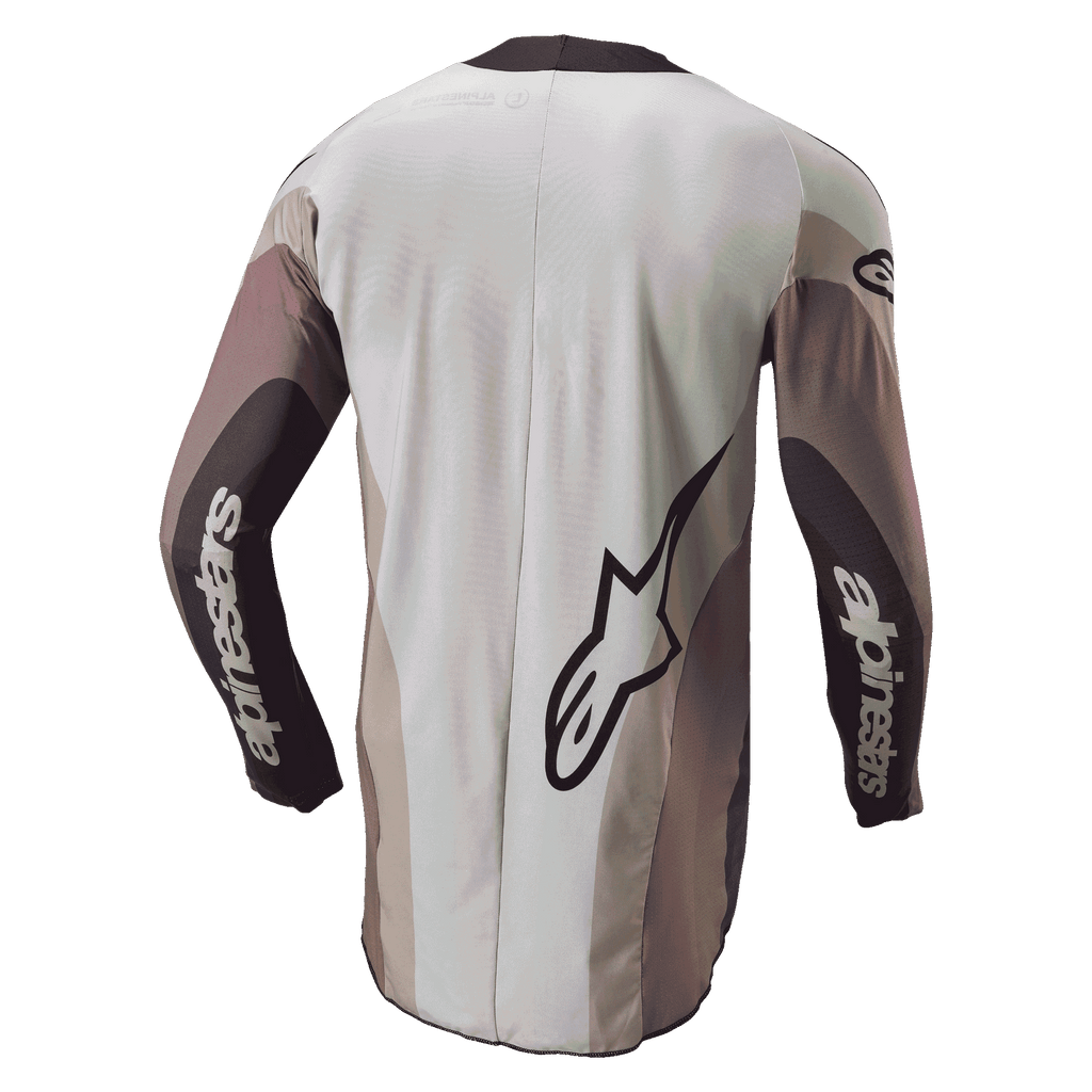 Alpinestars 2024 Techstar Pneuma Jersey, maglia da motocross, vista posteriore in grigio Dark Sand Iron Dust, con grande logo Alpinestars e branding sulle maniche, vestibilità atletica con pannelli color-block e retro allungato per una maggiore copertura.