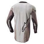 Alpinestars 2024 Techstar Pneuma Jersey, maglia da motocross, vista posteriore in grigio Dark Sand Iron Dust, con grande logo Alpinestars e branding sulle maniche, vestibilità atletica con pannelli color-block e retro allungato per una maggiore copertura.