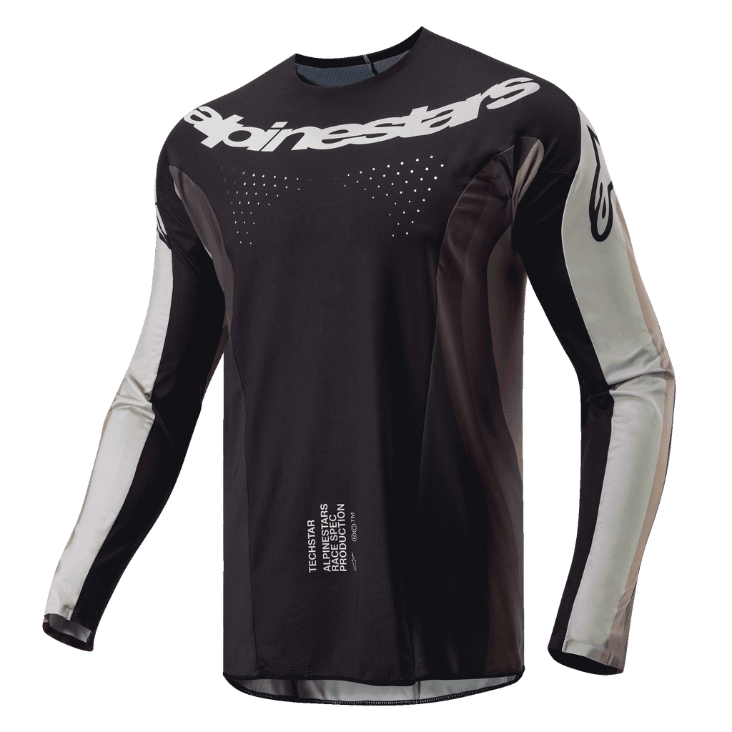 Alpinestars Maglia Techstar Pneuma 2024, maglia da motocross, Dark Sand e Iron Dust Gray, corpo principale nero con pannelli sulle maniche grigio chiaro, logo Alpinestars bianco sul petto, perforazioni di ventilazione tagliate al laser, abbigliamento tecnico per il fuoristrada