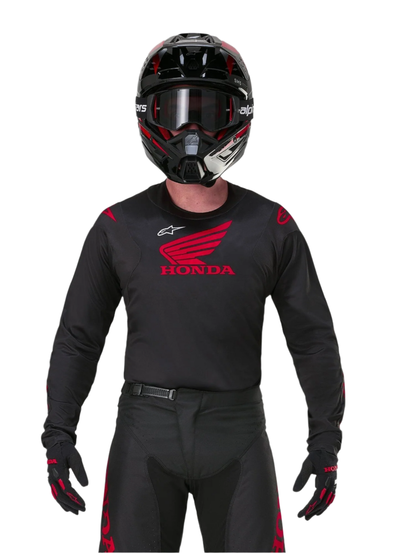 Pilota di motocross con abbigliamento completo da gara, maglia Honda Racer Iconic nera con logo ad ala rosso, pantaloni neri abbinati con marchio Honda rosso, casco nero con occhiali e guanti neri e rossi, completo coordinato per corse fuoristrada