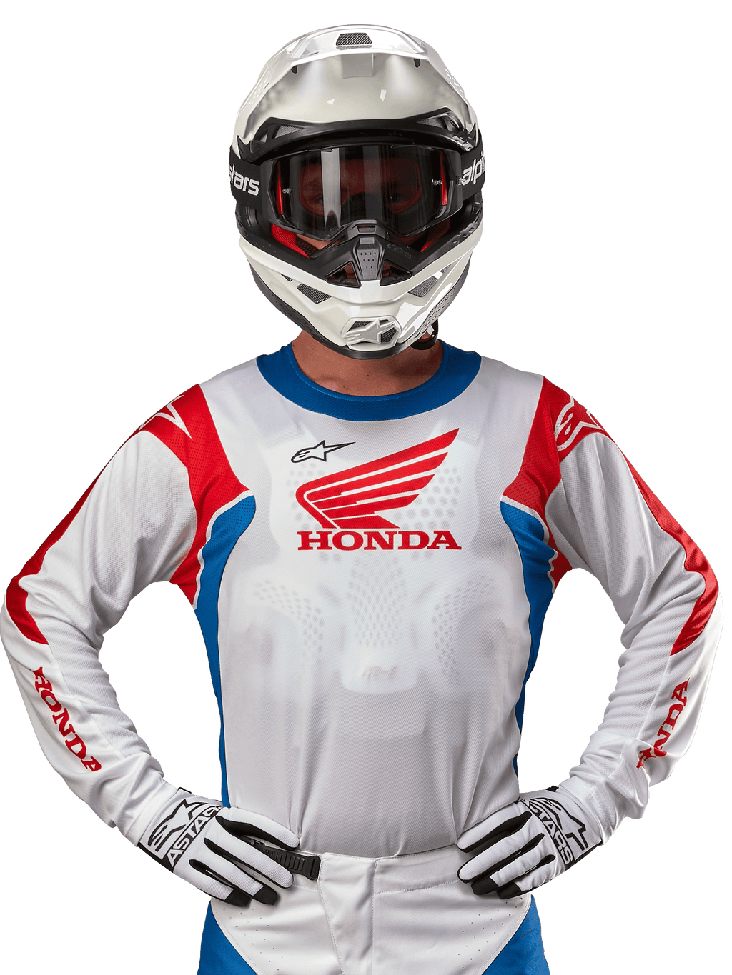 Alpinestars Honda Racer Iconic Jersey, maglia da motocross bianca con logo Honda rosso e accenti blu e rossi vivaci, indossata da un pilota con casco e guanti bianchi, abbigliamento tecnico per competizioni motocross e fuoristrada.