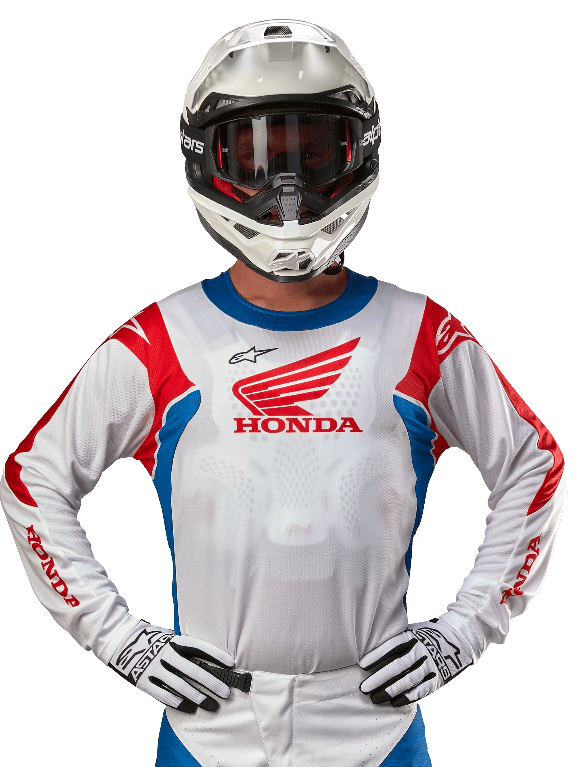 Alpinestars Honda Racer Iconic Jersey, maglia da motocross bianca con logo Honda rosso e accenti blu e rossi vivaci, indossata da un pilota con casco e guanti bianchi, abbigliamento tecnico per competizioni motocross e fuoristrada.
