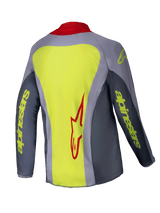 Alpinestars 2025 Youth Racer Melt Jersey, maglia da motocross, rosso acceso e grigio con accenti giallo neon, vista posteriore che mostra un ampio pannello giallo neon con logo Alpinestars rosso, maniche grigie con branding testuale giallo e colletto rosso, abbigliamento tecnico leggero per corse fuoristrada