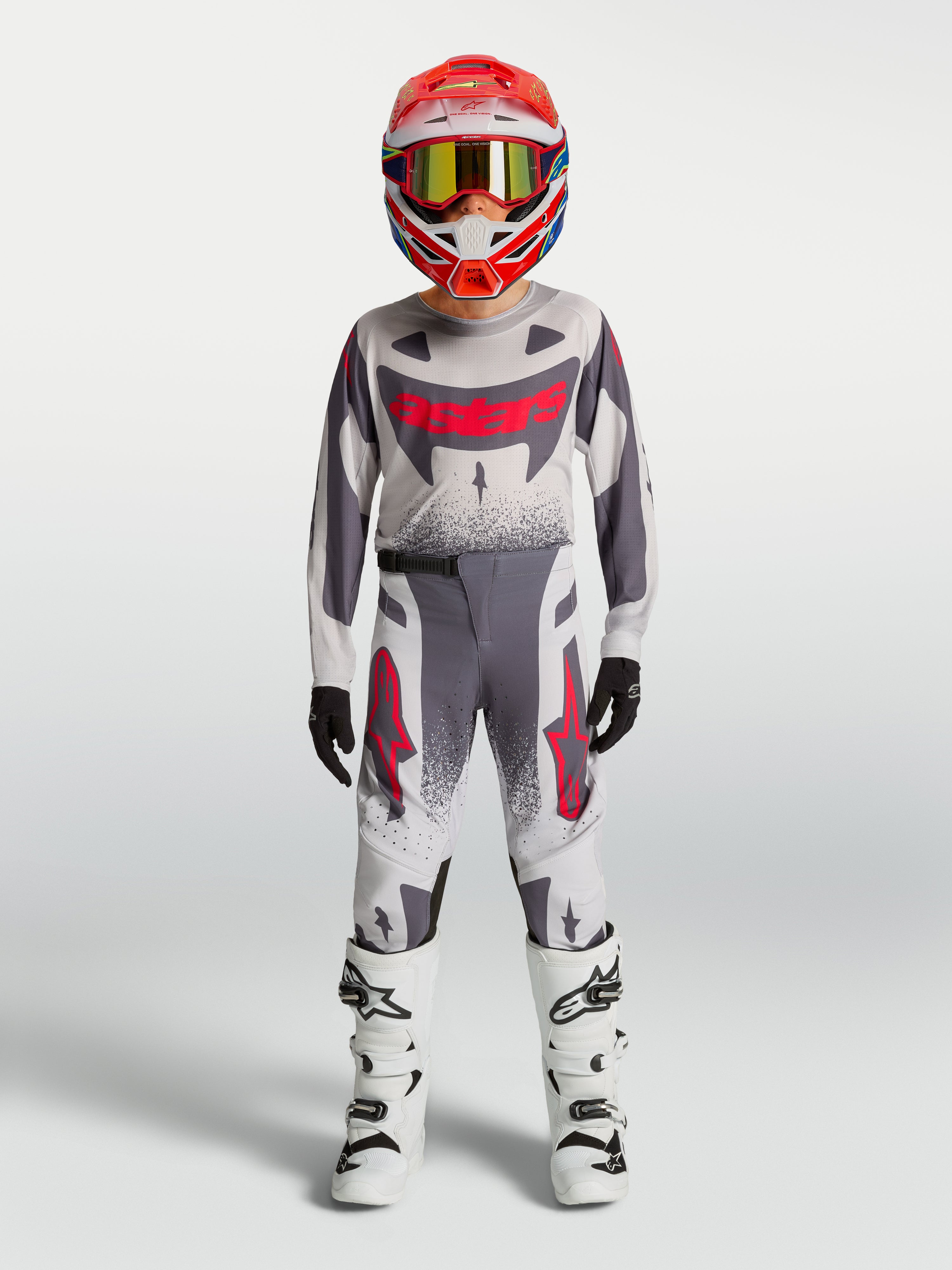 Alpinestars Maglia e Gear Set Supertech Swan Ragazzo 2027, completo da motocross grigio e bianco con dettagli rossi.