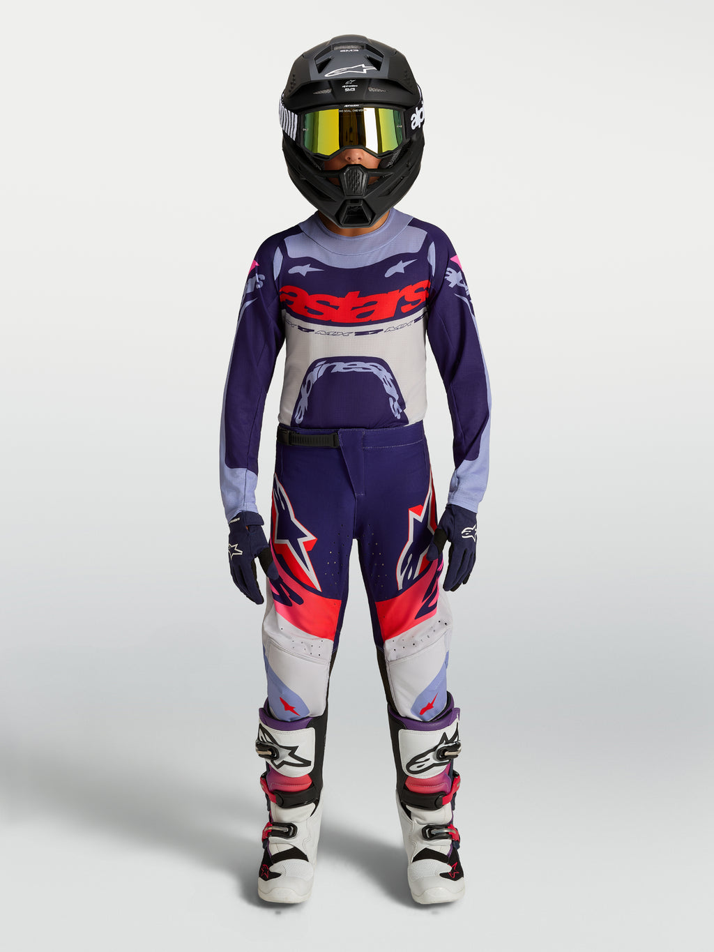 Alpinestars maglia e completo Supertech Dyna ragazzo 2027, completo da motocross viola e bianco con casco e stivali.