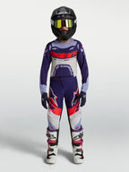 Alpinestars maglia e completo Supertech Dyna ragazzo 2027, completo da motocross viola e bianco con casco e stivali.