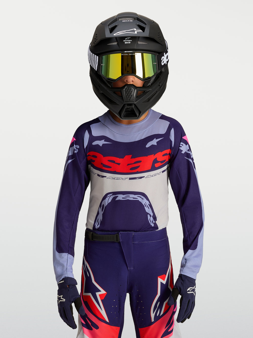 Alpinestars Maglia Supertech Dyna Ragazzo, maglia da motocross viola e grigia con logo rosso, vestibilità atletica e tessuto mesh traspirante, indossata da un giovane pilota per off-road.