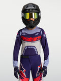 Alpinestars Maglia Supertech Dyna Ragazzo, maglia da motocross viola e grigia con logo rosso, vestibilità atletica e tessuto mesh traspirante, indossata da un giovane pilota per off-road.