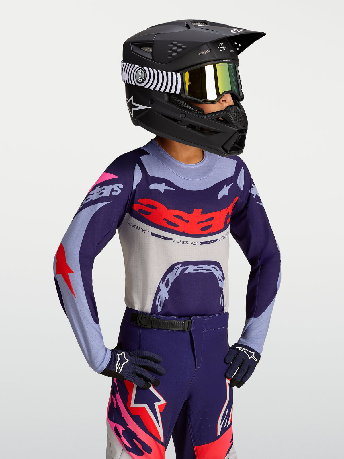 Alpinestars Maglia Supertech Dyna Ragazzo, maglia da motocross viola e rossa con vestibilità atletica race-fit su modello.