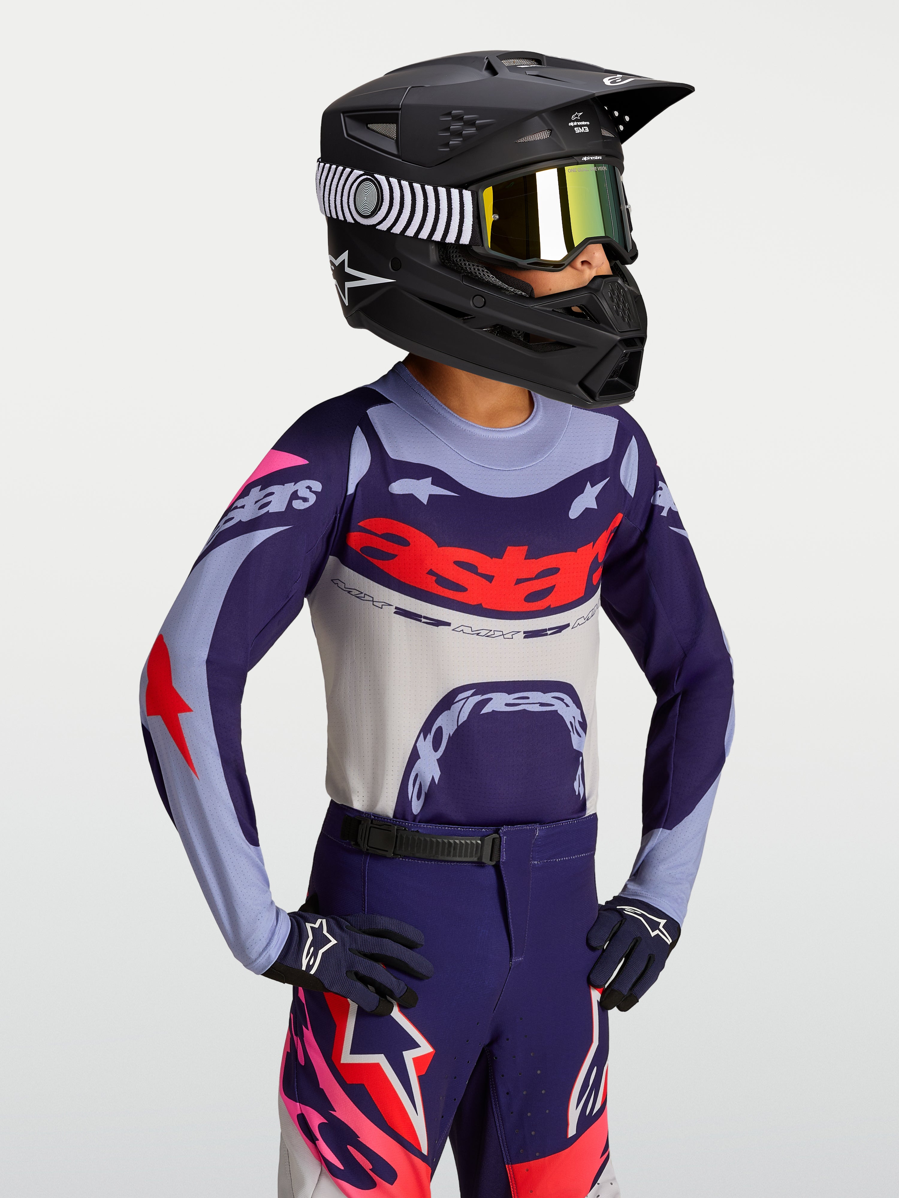 Alpinestars Maglia Supertech Dyna Ragazzo, maglia da motocross viola e rossa con vestibilità atletica race-fit su modello.
