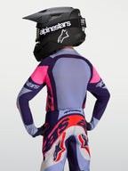Alpinestars Maglia Supertech Dyna Ragazzo 2027, maglia da motocross viola e rosa, vista posteriore su modello, mesh elasticizzato traspirante per performance off-road
