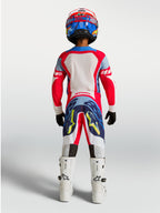 Alpinestars maglia e completo Supertech Dyna ragazzo, abbigliamento da motocross rosso e blu navy, vista posteriore.