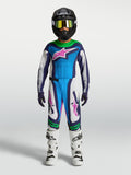 Alpinestars Ragazzo Supertech Maven Gear Set, completo da motocross blu e bianco con accenti verdi e rosa, su giovane pilota.